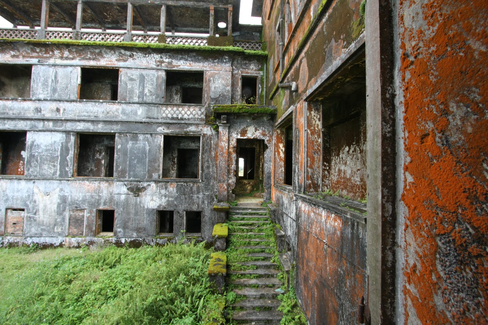 Гункандзима город-призрак. Остров хасима япония. Заброшенное здание. Заброшка ховрино больница. Красный треугольник спб.