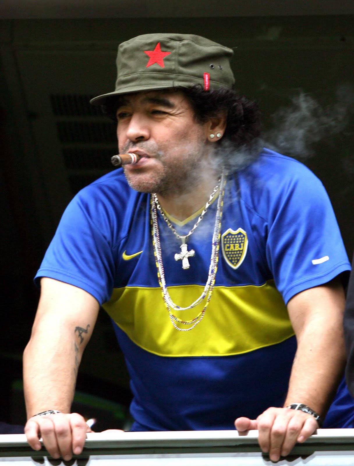 http://1.bp.blogspot.com/_GYIxpulsPRg/TC8zros9L4I/AAAAAAAAAY4/su8oT9csy1E/s1600/maradona1.jpg