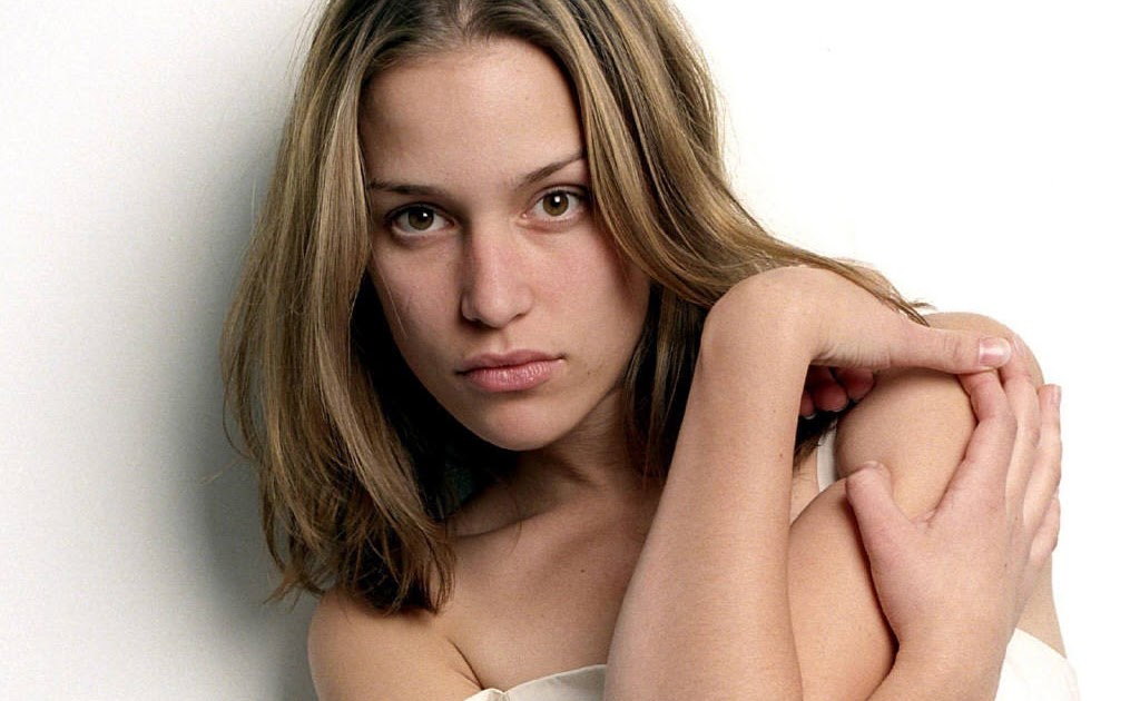 Piper Perabo Music Video Beauty and the beast Piper Perabo No Makeup.