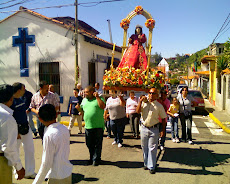 Peregrinación Santa. Rosalía de Palermo sube al sector El Calvario del pueblo de El Hatillo