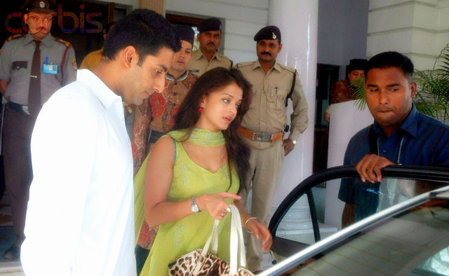 [Aishwarya+Rai+and+Abhishek+Bachchan+Spotted+in+Bhopal+Photos-+(2).jpg]