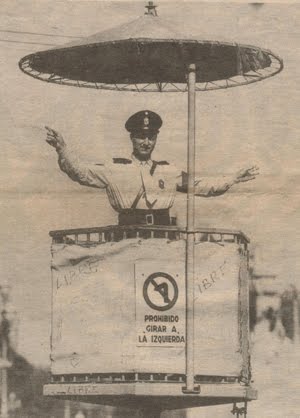 Policia Federal dirigiendo el tránsito subido a "la garita" - año 1958