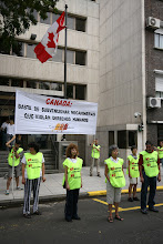 En Las puertas de embajada de Canadá