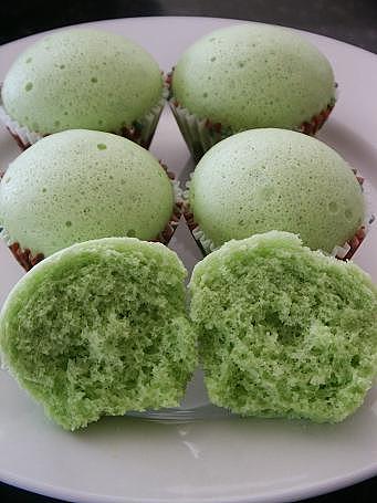 [steamedpandanspongecake2.jpg]