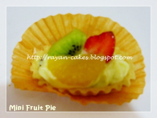 Rayan Cakes: Mini Fruit Pie, Risoles Smoked Beef and Fresh Juice