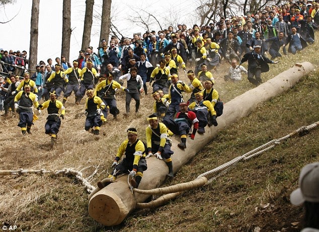 Spluch: riding logs down steep hills Ki-otoshi ceremony