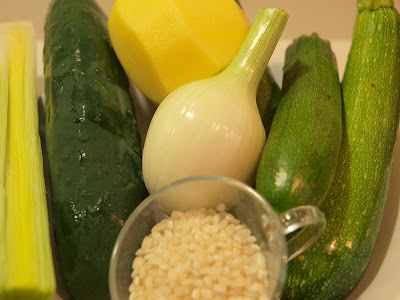  crema de calabacin y pepino con crujiente de cebolla 