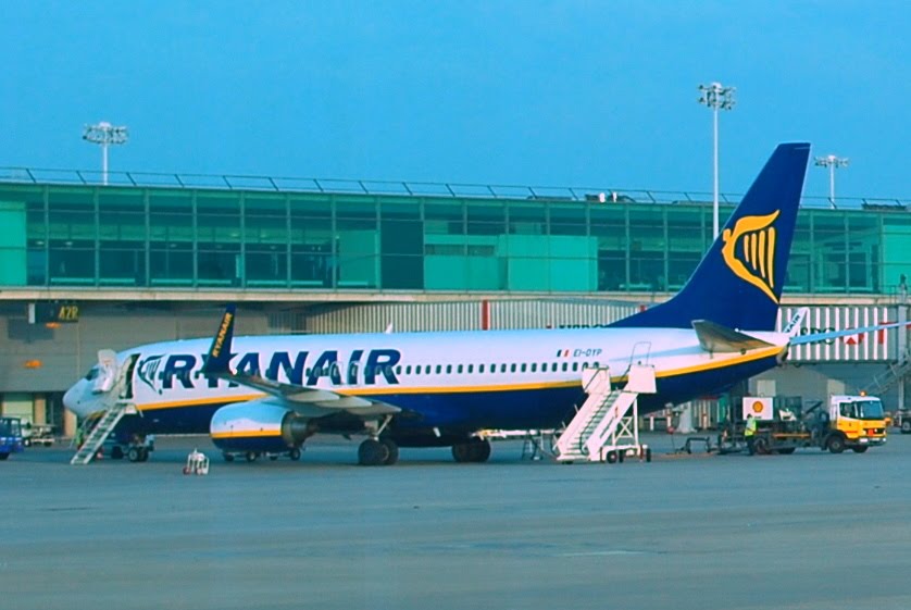 Aeroplane spotting (Photograph) Ryanair Boeing B7378AS