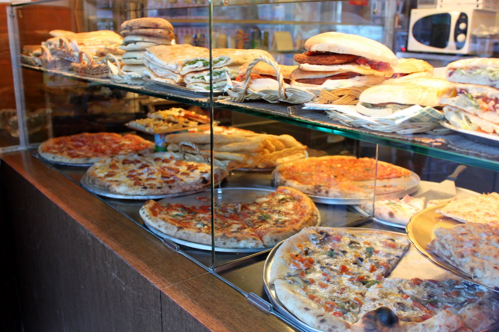 *the simplest aphrodisiac: Naples, Italy: Ciao Pizza