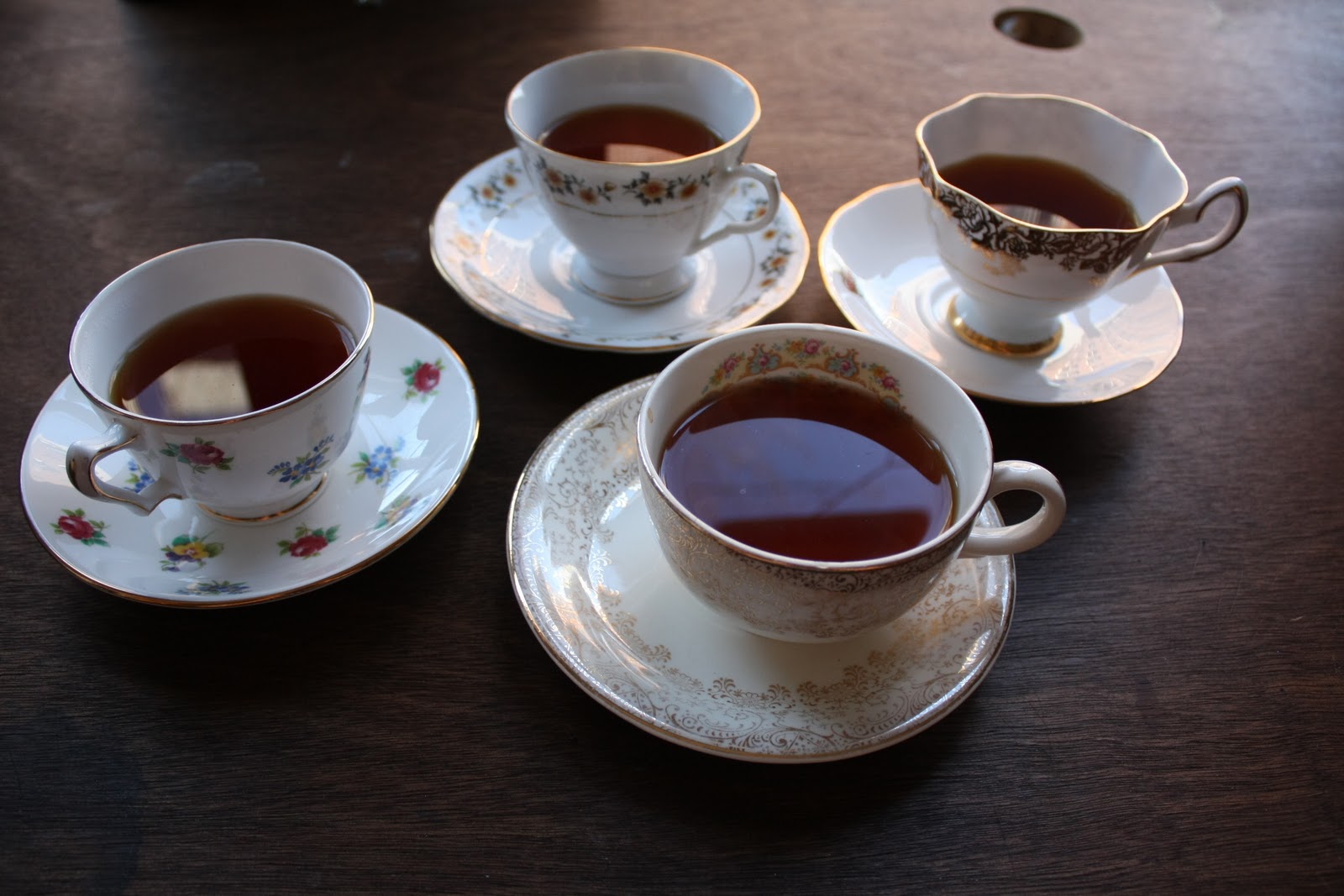 13 чашек чая. Чашка с чаем. Две кружки чая. Чайные чашки на столе. Чай в кружке.