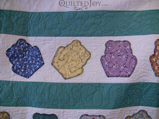 Continuous line bugs motif on frog quilt, custom quilting by Angela Huffman - QuiltedJoy.com