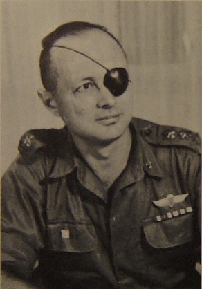 [israeli_army_idf_chief_staff_moshe_dayan_1953.jpg]