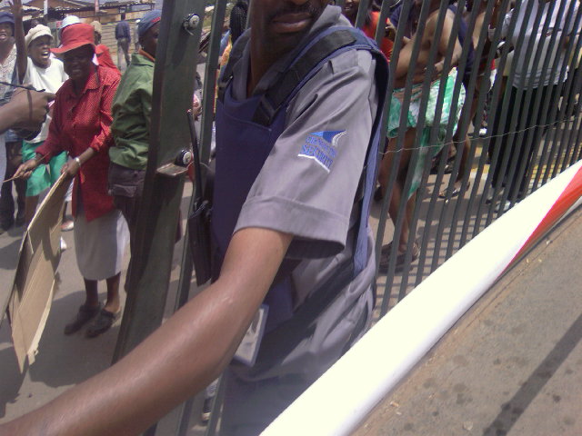 [Zimb_manif_mulheres4.jpg]