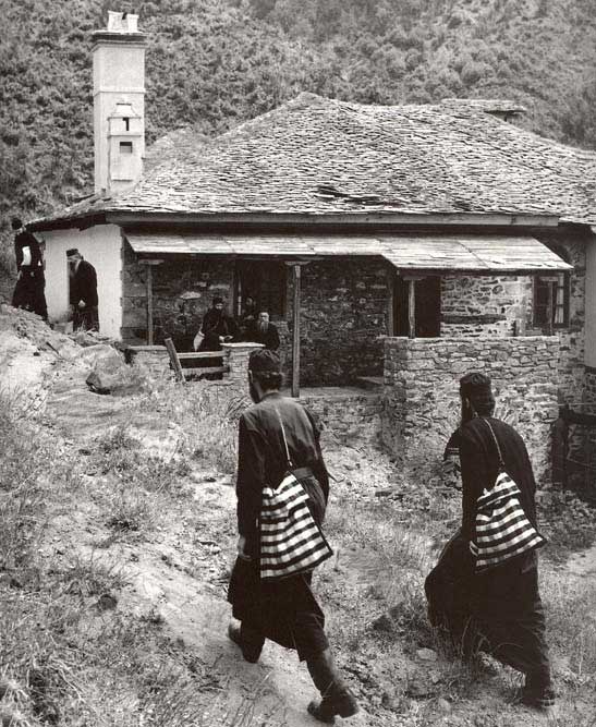 [Στο-κελλί-του-Δοντά.jpg]