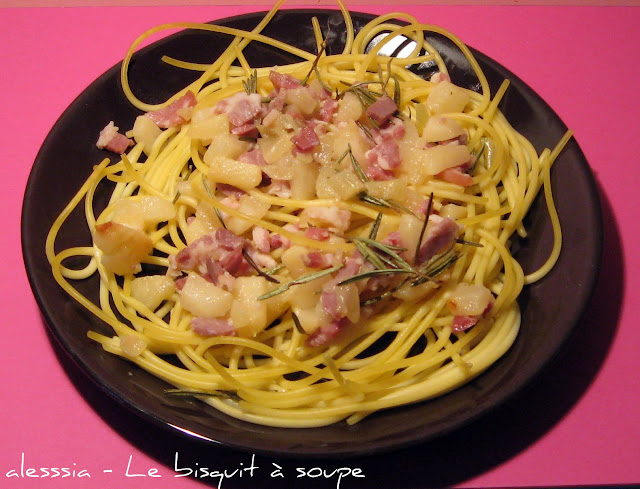 Spaghetti con pere, pancetta e rosmarino