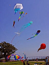 [200px-Kitesflying.jpg]