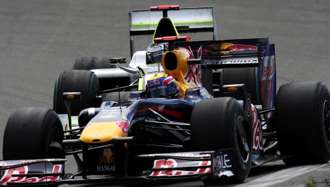 [Mark+Webber+drives+ahead+of+Brawn+GP's+British+driver+Jenson+Button1.jpg]