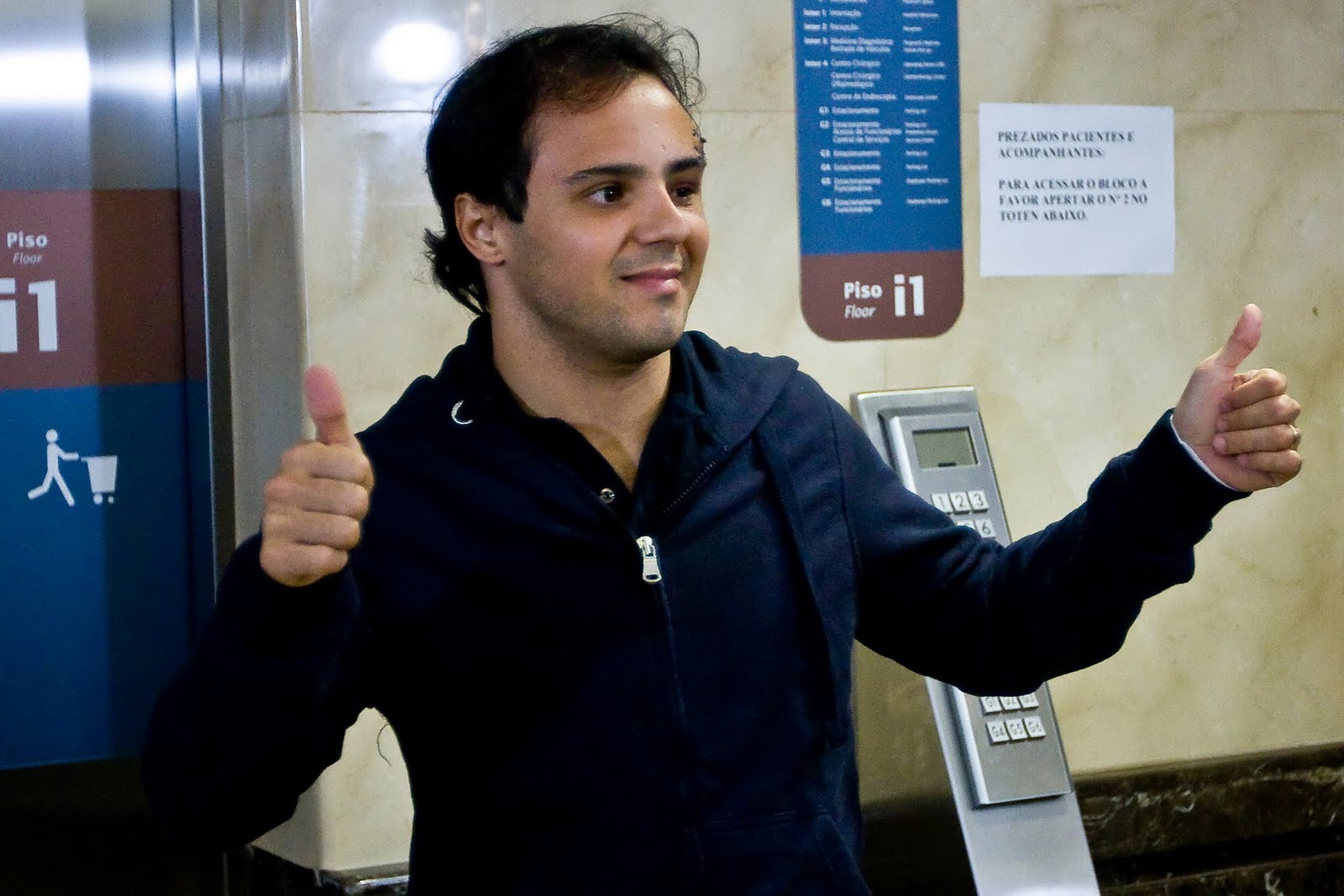 [Felipe+Massa+gives+his+thumb+up+at+the+press+at+Albert+Einstein+Hospital+in+Sao+Paulo+2.jpg]