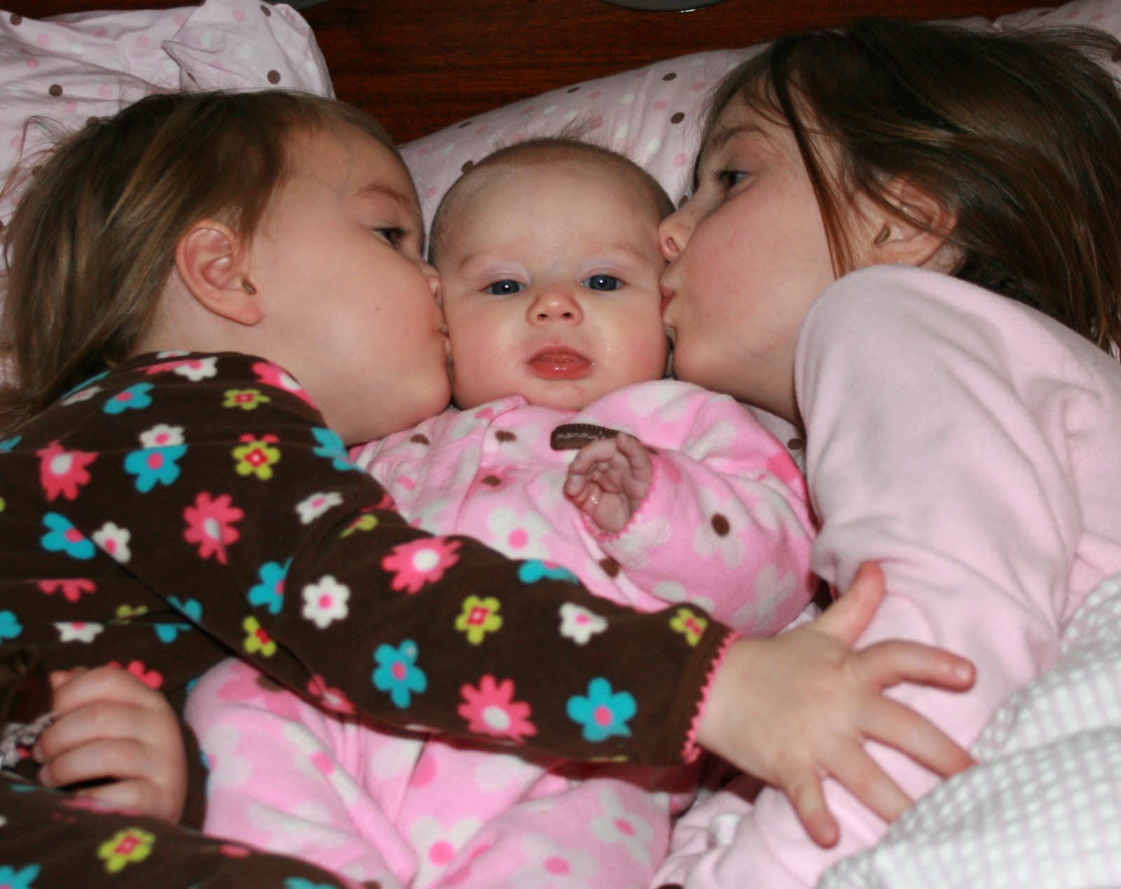 [three+girls+in+bed+for+storytime+006-1.jpg]