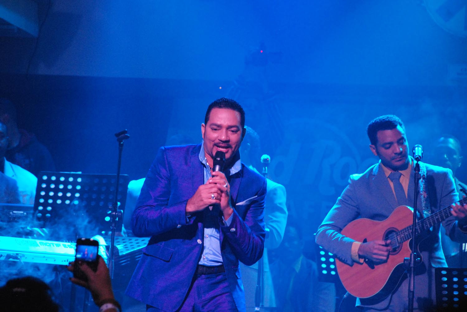 Frank Reyes aplausos y lagrímasHard Rock Café