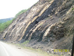The rocks on the edge of the road contained a lot of coal