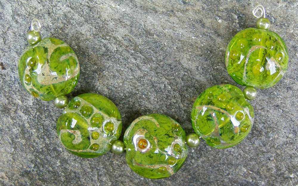 [bright+green+lampwork+glass+beads.jpg]