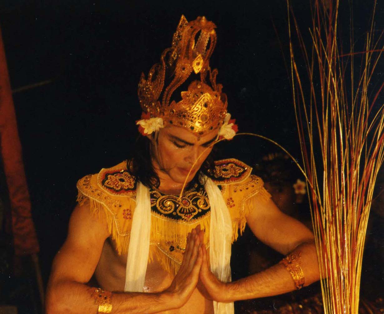 http://1.bp.blogspot.com/_HjY60hwU214/TFCXr6JfJ8I/AAAAAAAAB2E/qsy2cOXcYqQ/s1600/Bali-News-Carlos_as_Rama_in_Rama_s_Meditatin_from_Ramayana_Bali_Tour_2000.jpg