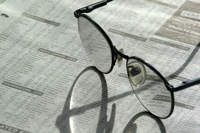 Óculos no jornal