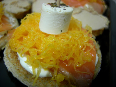  Pincho de salmón, queso y huevo hilado. 