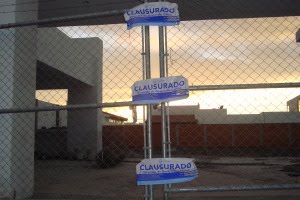 OBRAS CLAUSURADAS EN JURIQUILLA-CAÑADA