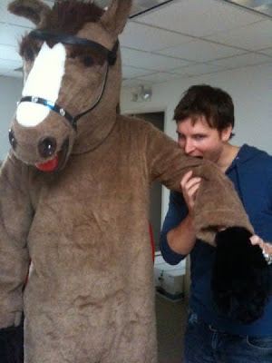 http://1.bp.blogspot.com/_HnMUtUo_gTg/Sxy9f1VngyI/AAAAAAAAAJs/OdC9OqZjr8A/s400/peter-facinelli-horse_a.jpg