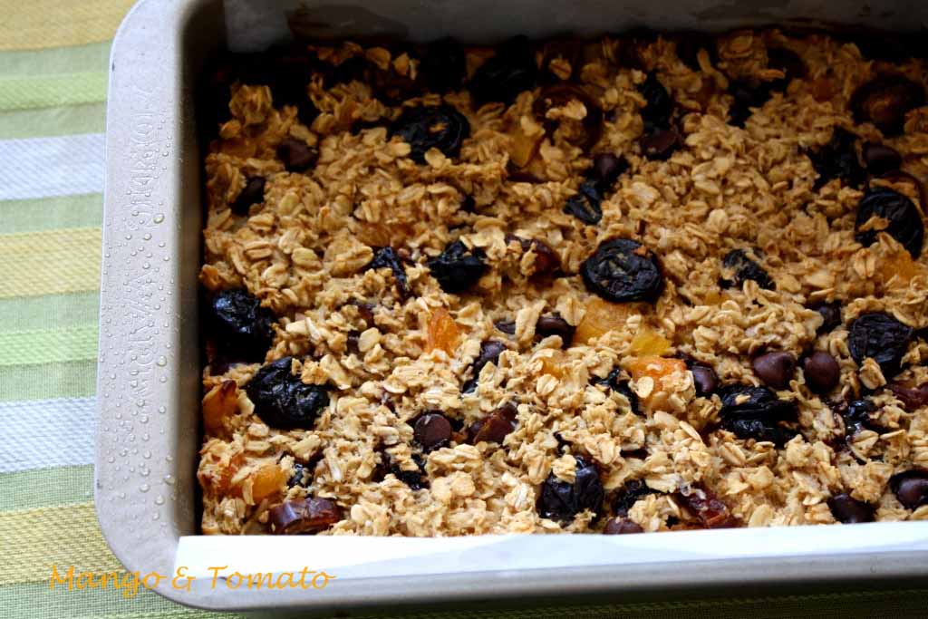 Mango & Tomato Oatmeal Breakfast Bars with Dried Fruit