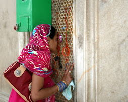 Peeking to see Dargah