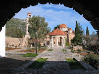 Intrarea in Manastirea Buneivestiri din Nea Makri, care adaposteste Moastele Sfantului Efrem cel Nou