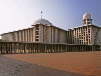  Masjid  Istiqlal  dibangun atas desain  Pemeluk Agama Kristen 