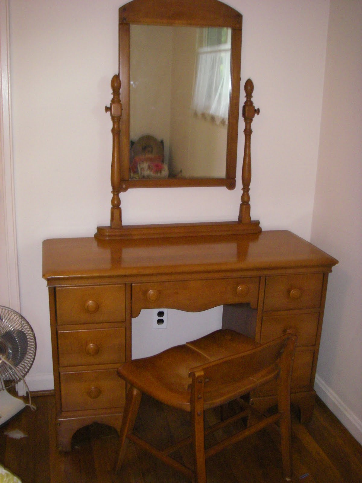 Yard Sale/Furniture/Estate Sale Vanity Maple 1950s