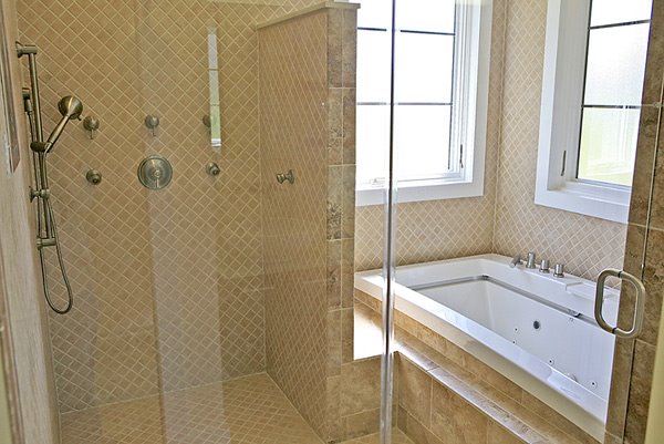 [masterbath.jpg]