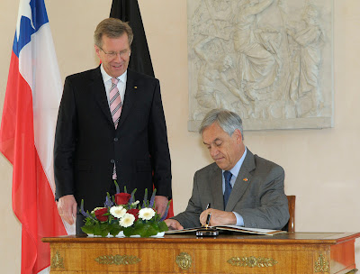 APRÈS AVOIR SIGNÉ LE LIVRE DE VISITES OFFICIELLES, LE CHEF D'ETAT CHILIEN SEBASTIAN PIÑERA A ÉCRIT LA PHRASE «DEUTSCHLAND ÜBER ALLES » (L’ALLEMAGNE AU DESSUS DE TOUT) JUSTEMENT LA PREMIÈRE LIGNE PROSCRITE DE L’HYMNE ALLEMAND.