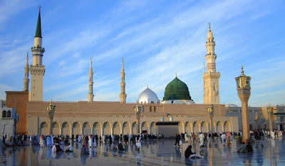 Prayer before Prophet's Tomb | by al-Shadhili | Technology of the Heart