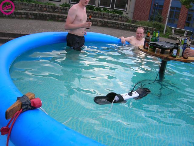 [idiotas-piscina_portugal_porreiro.jpg]