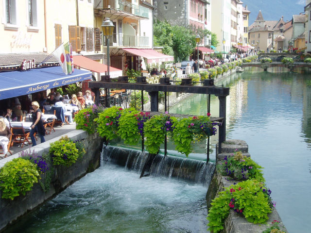 cautand omul Annecy)