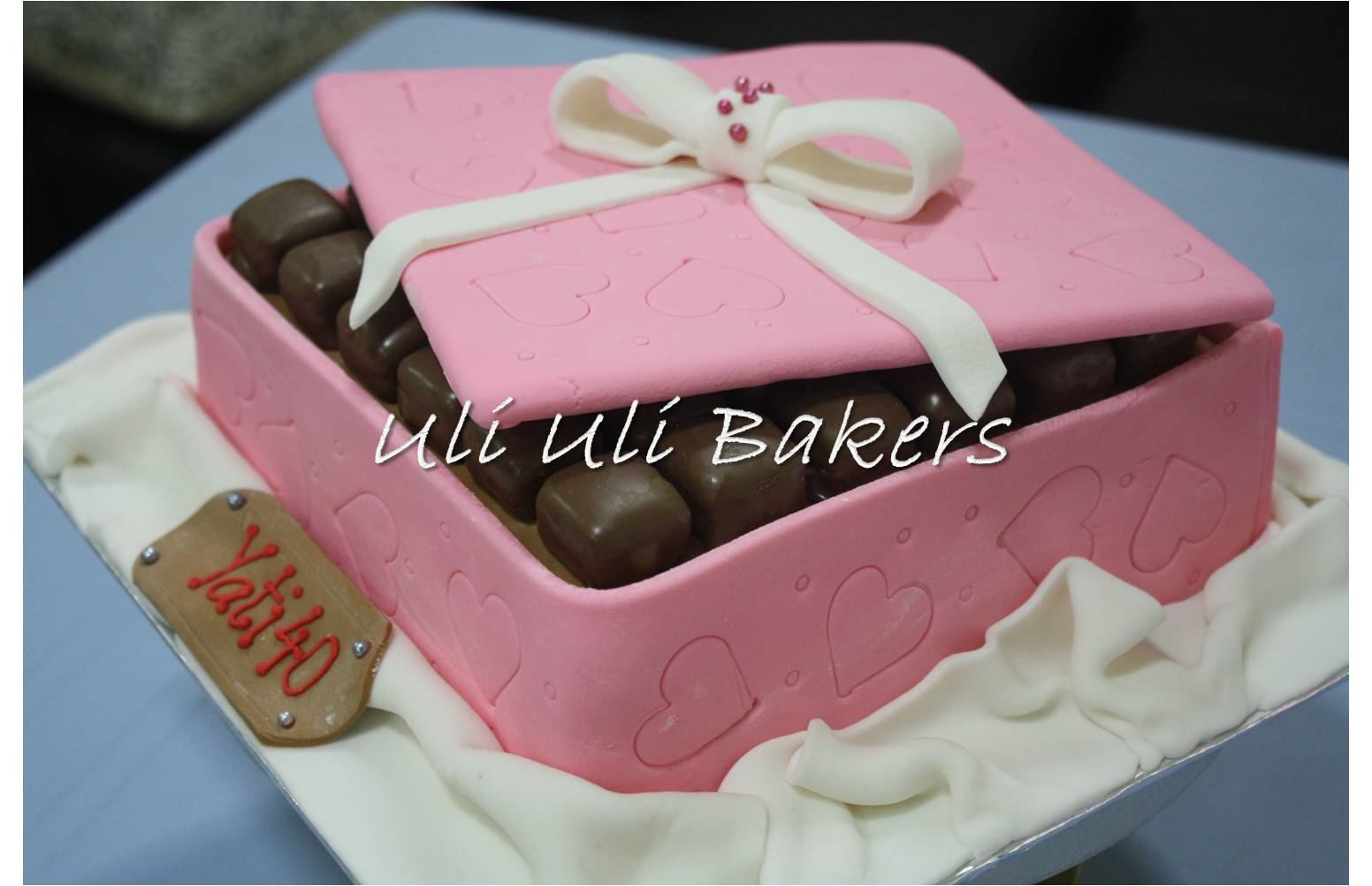 Uli Uli Bakers chocolate box fondant cake