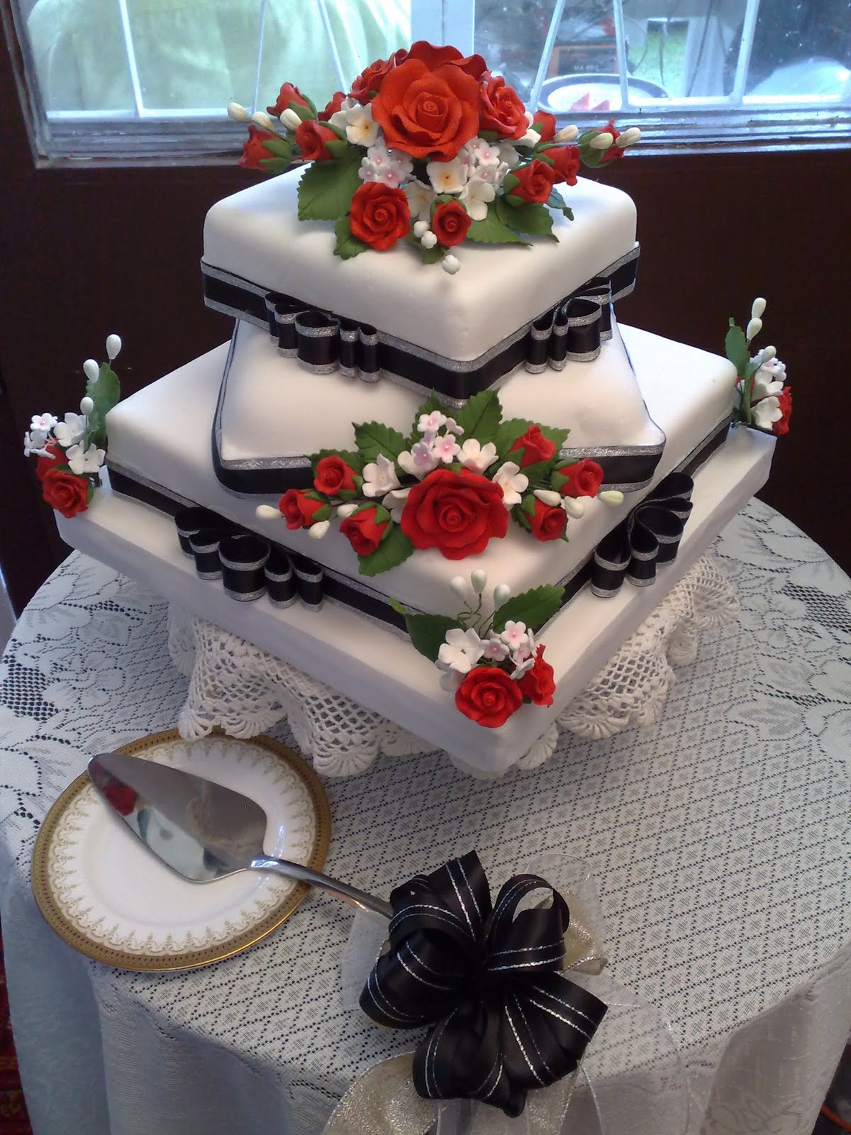 ! Pink Vanilla Cakes & Pastries ! Fondant Wedding Cake with Red Roses