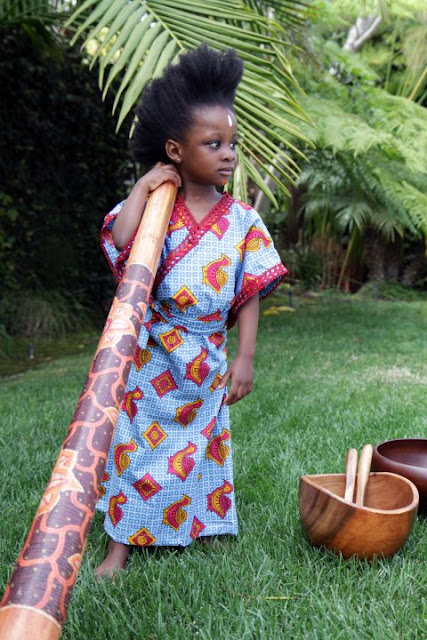 little girl in african-print dress-petite fille en pagne africain