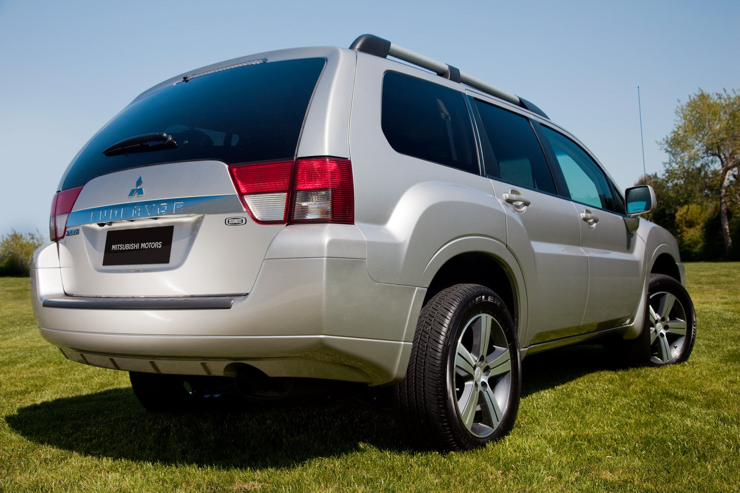 2011 Mitsubishi Endeavor SE Pricing and Details