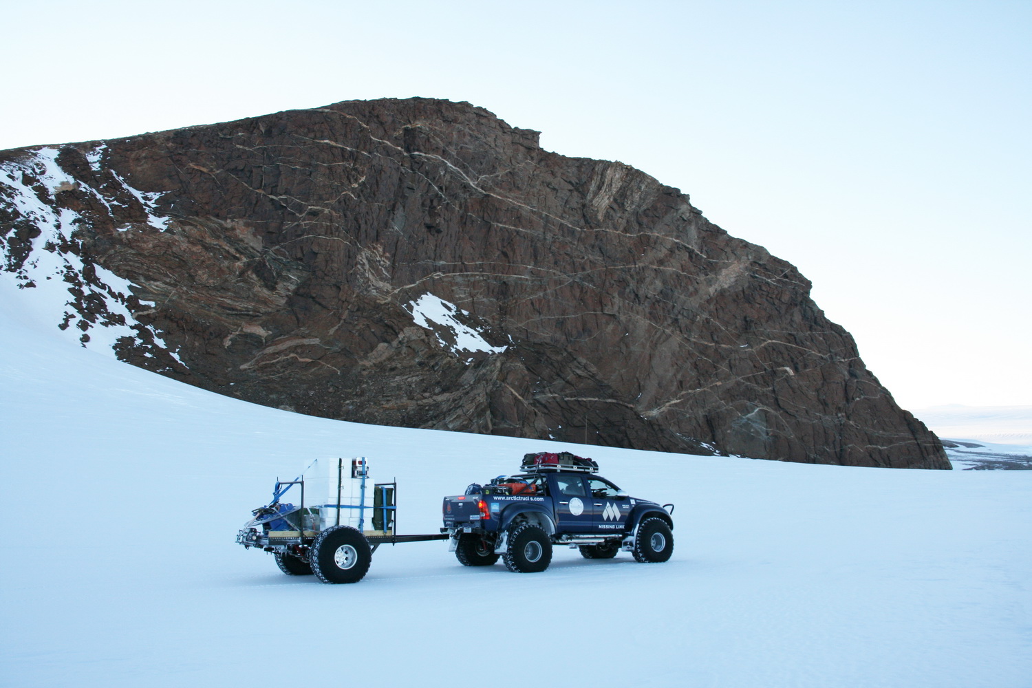 Экспедиция исландия. Машины в Антарктиде. Машины для Антарктики. Arctic Expedition Truck. Сибирские экспедиции Hilux.