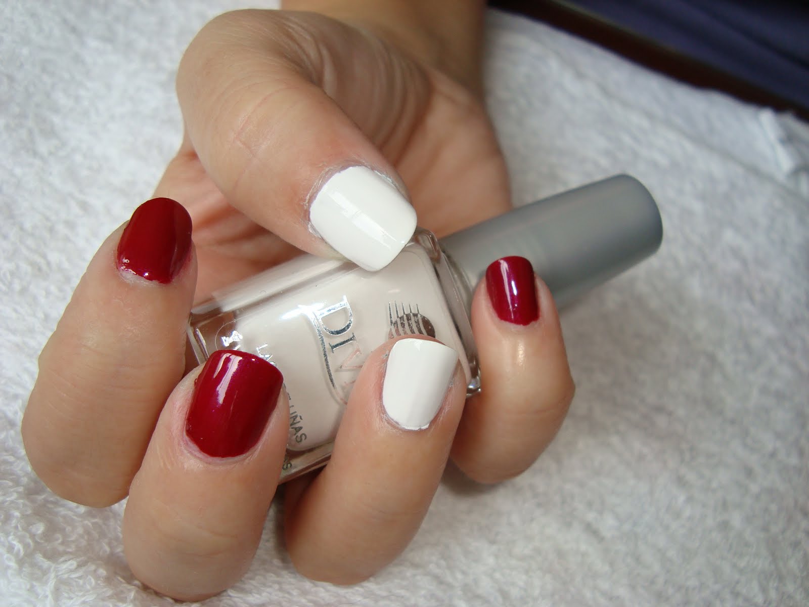 Uñas elegantes en rojo y blanco | unas de acrilico, uñas