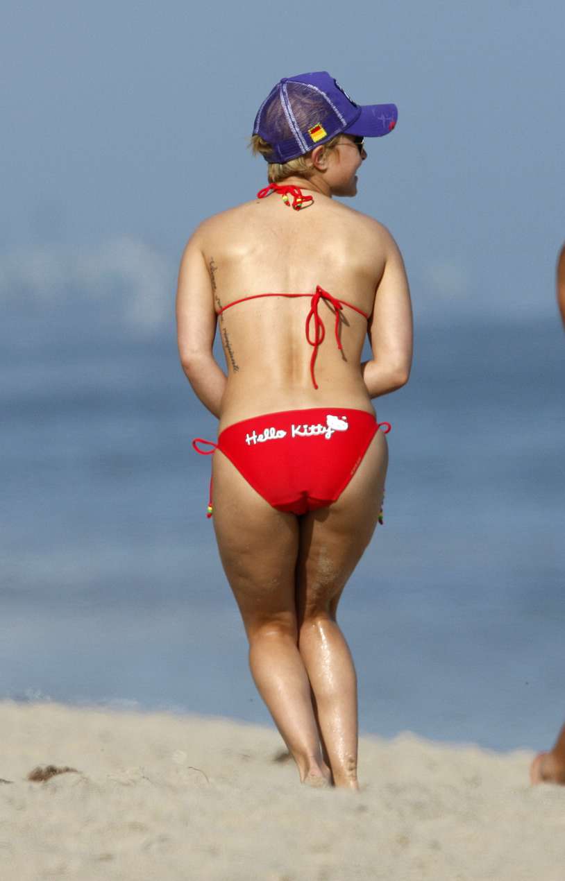Hayden Panettiere Flaunts Her Wild Teen Ass While Playing