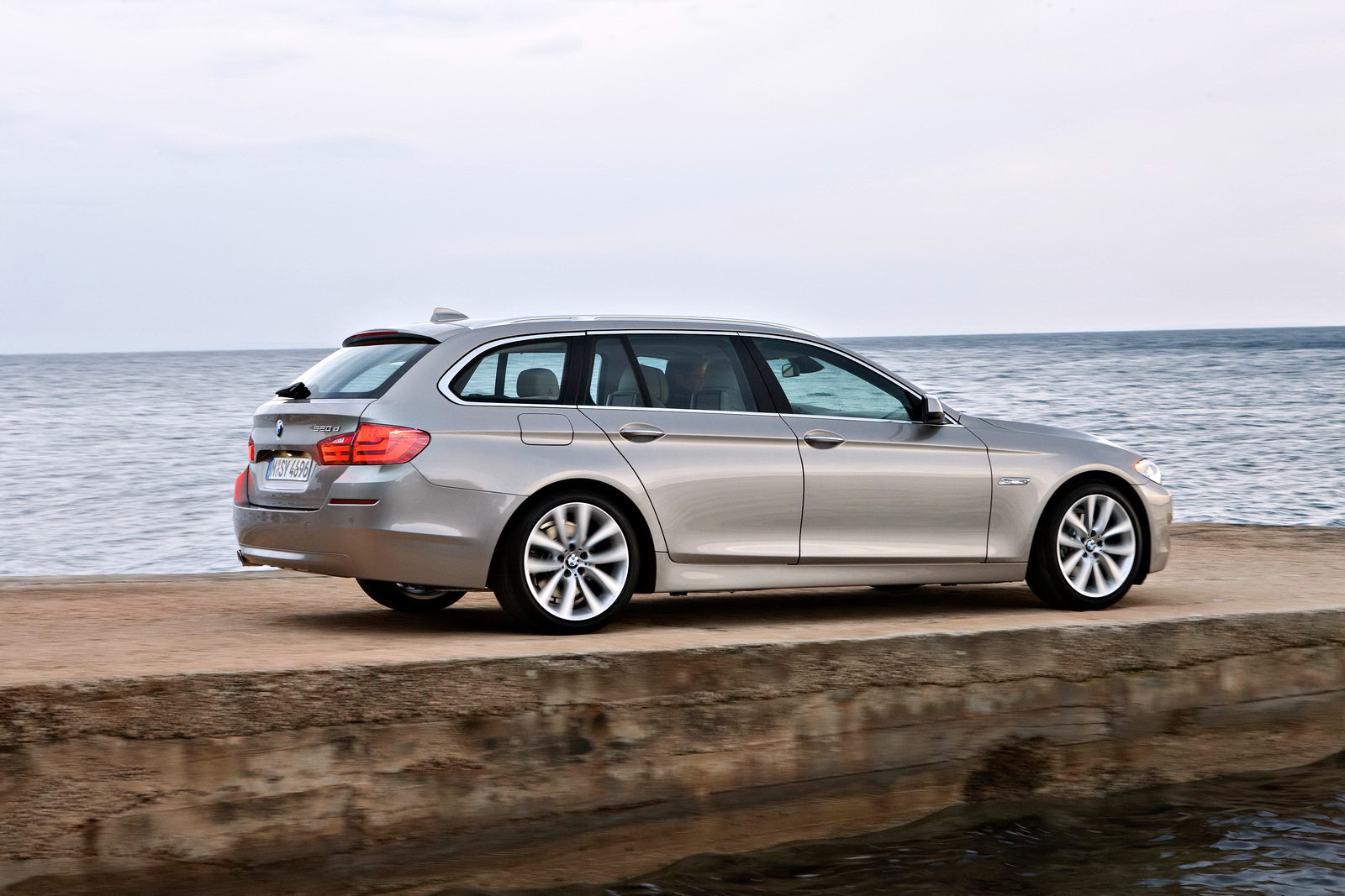 [2011-BMW-5-Series-Touring-53.jpg]