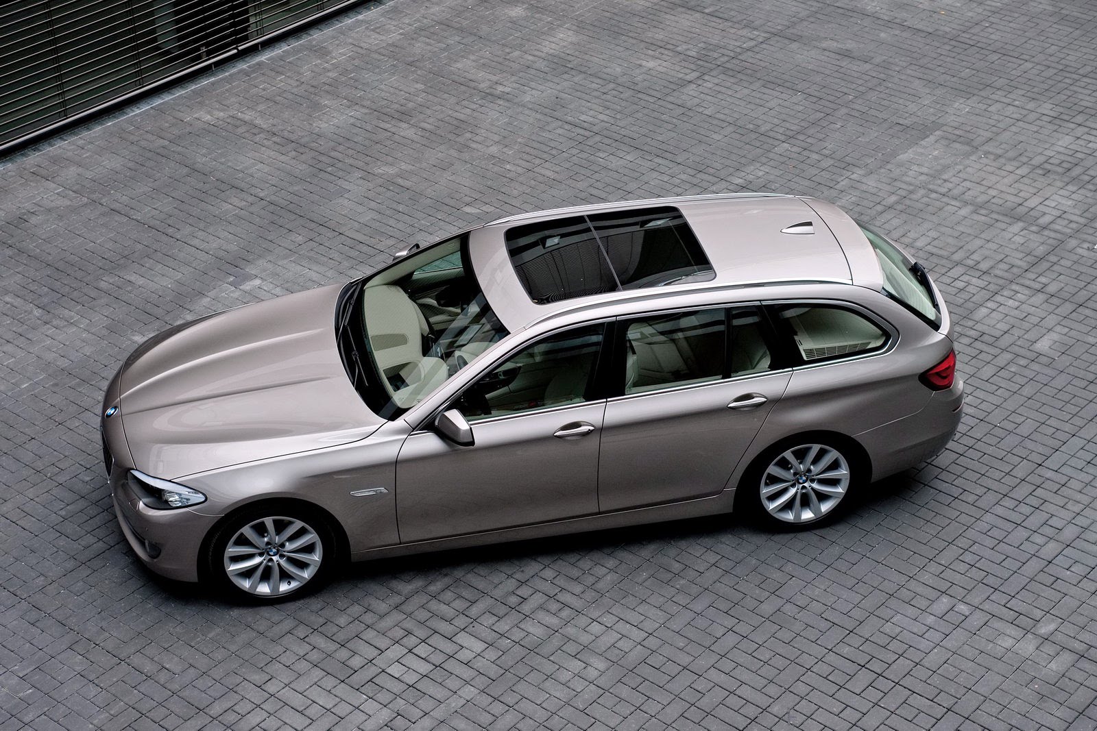 [2011-BMW-5-Series-Touring-64.jpg]